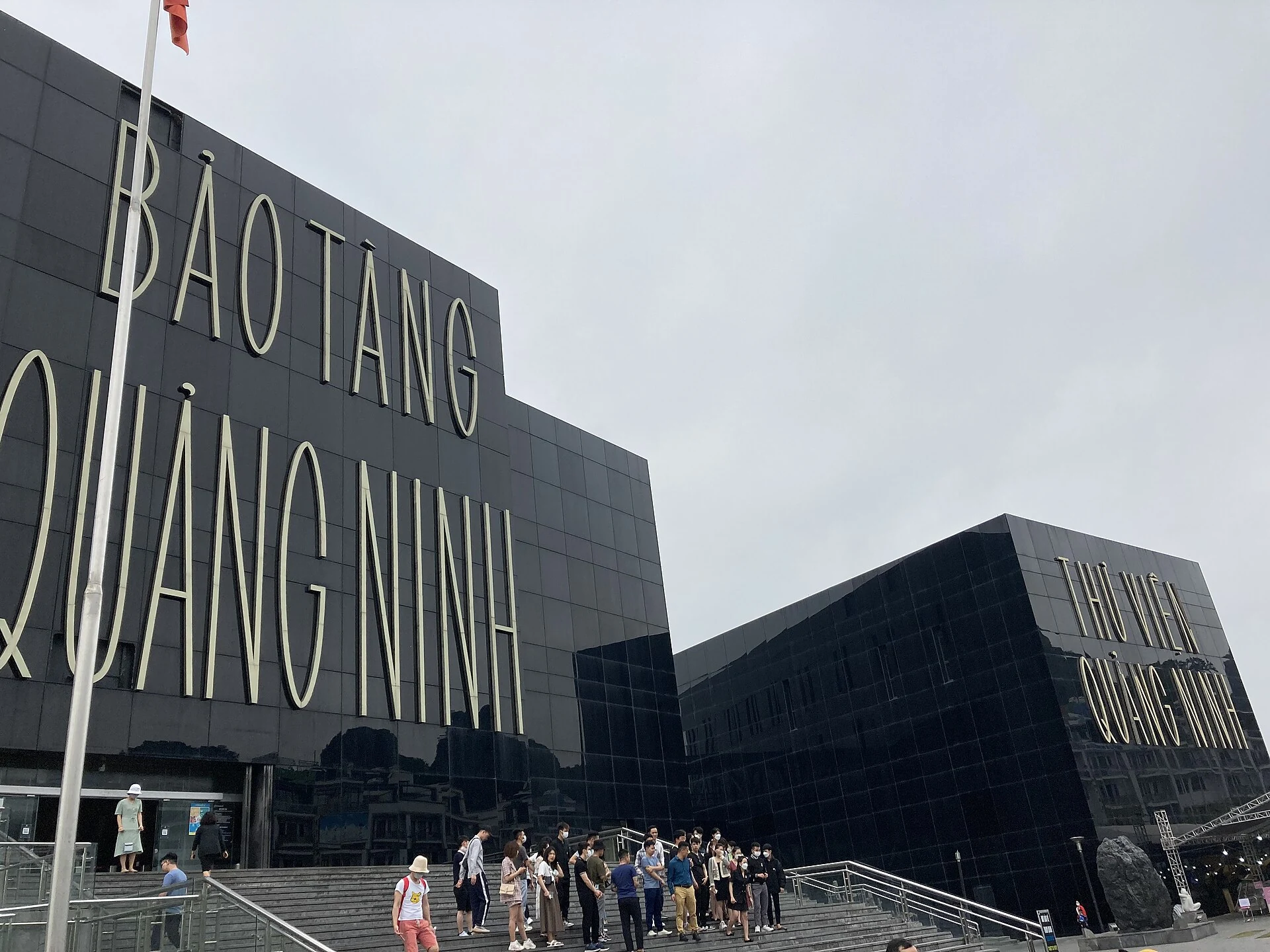 Bảo tàng Quảng Ninh: mặt kính đen và bậc thang