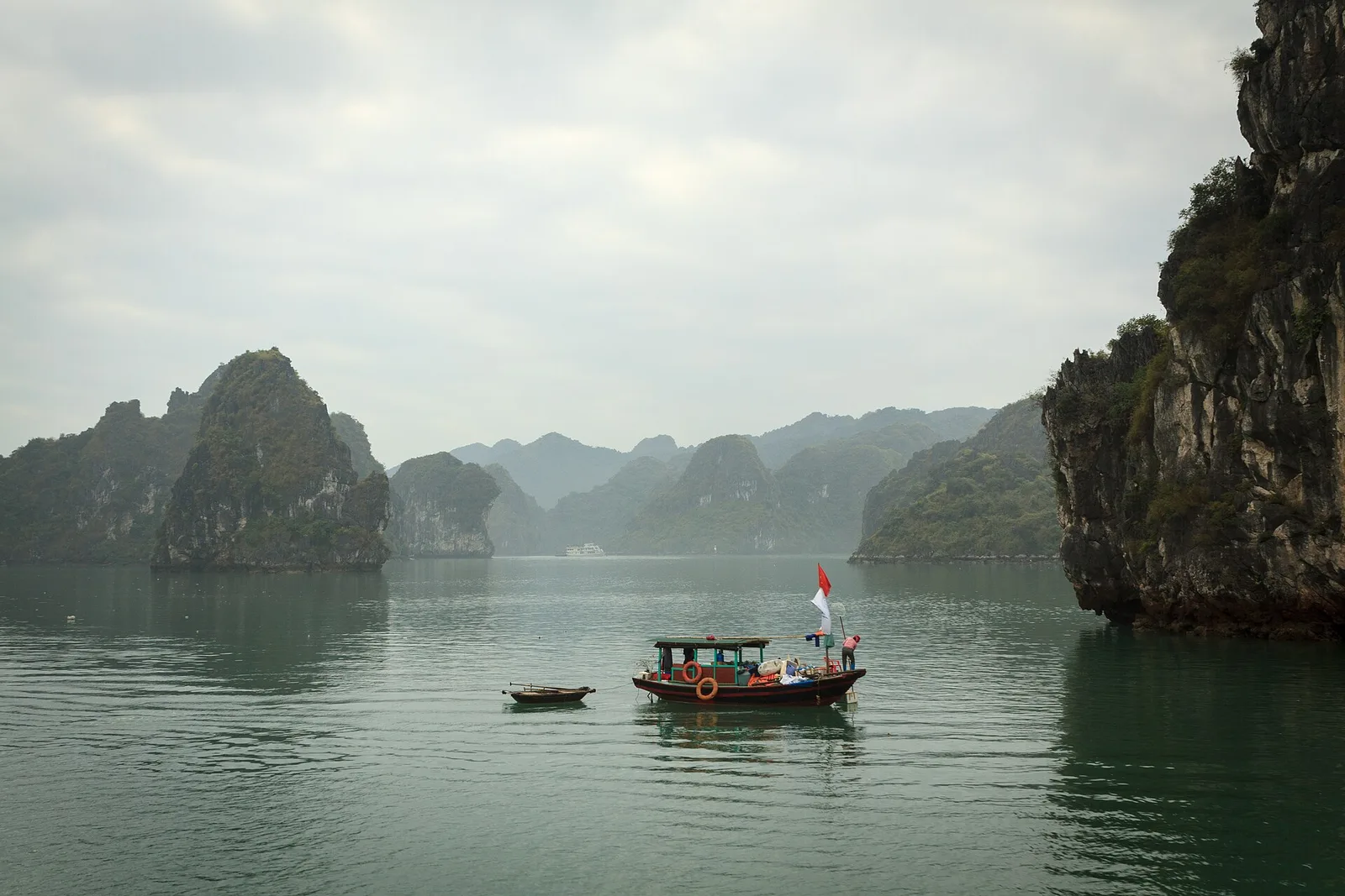 Du ngoạn vịnh trong ngày · Ảnh tư liệu minh họa; không xác nhận nhà cung cấp