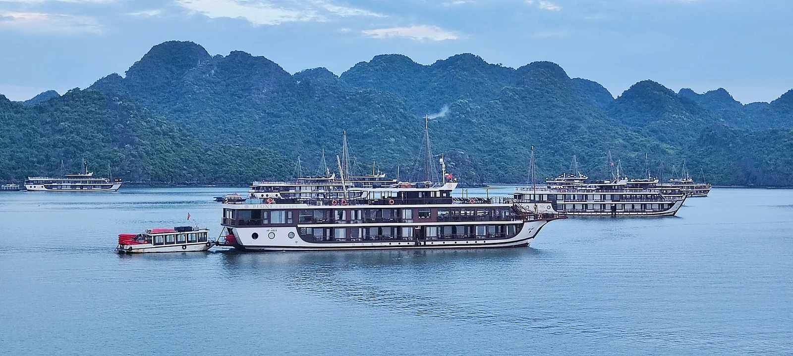 Du thuyền riêng lúc hoàng hôn · Ảnh tư liệu minh họa; không xác nhận nhà cung cấp