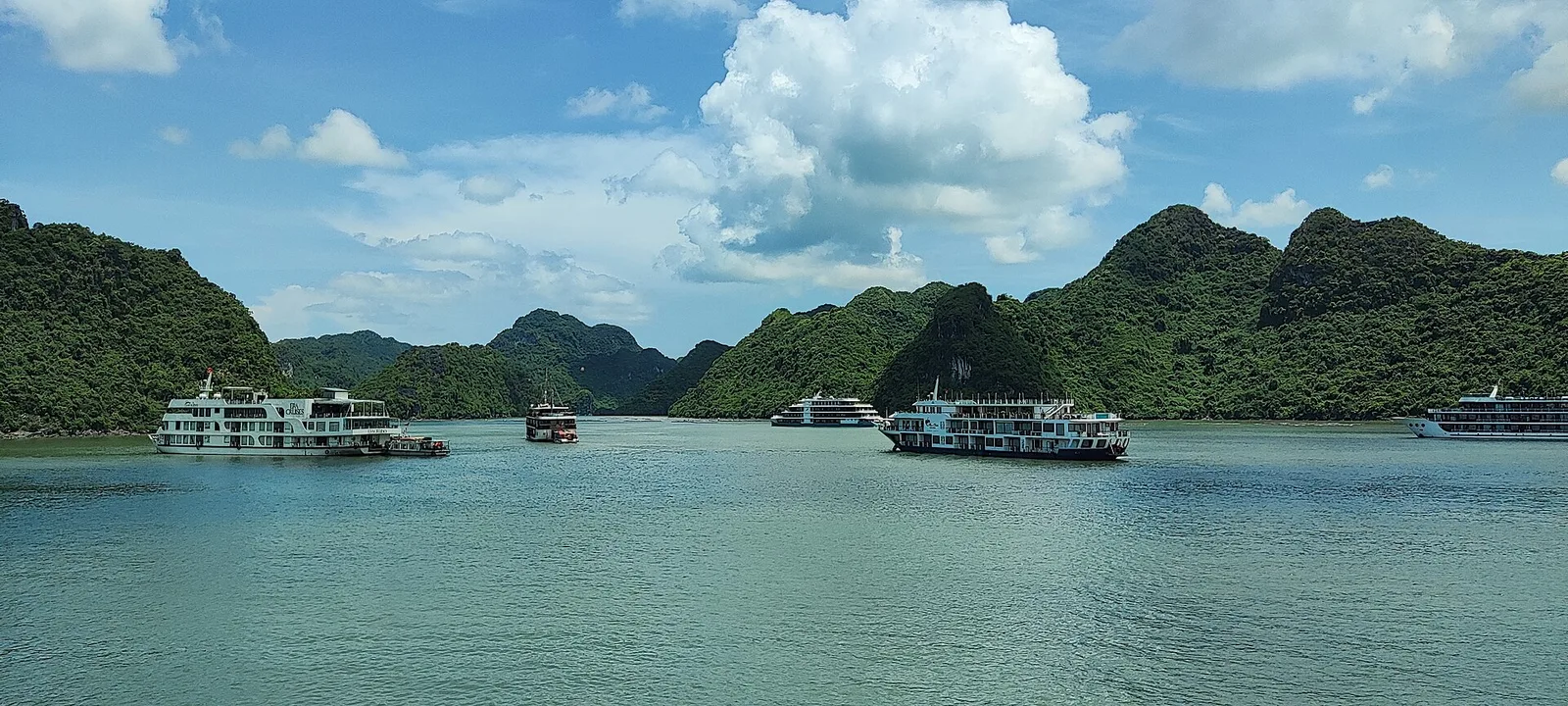 Du thuyền cho gia đình · Ảnh tư liệu minh họa; không xác nhận nhà cung cấp