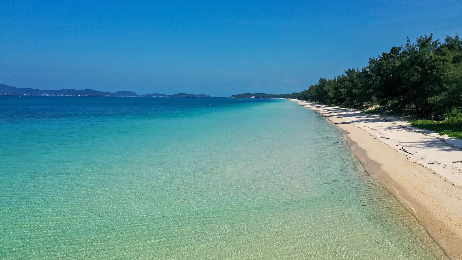 Dạo biển lúc bình minh · Ảnh tư liệu minh họa; không xác nhận nhà cung cấp