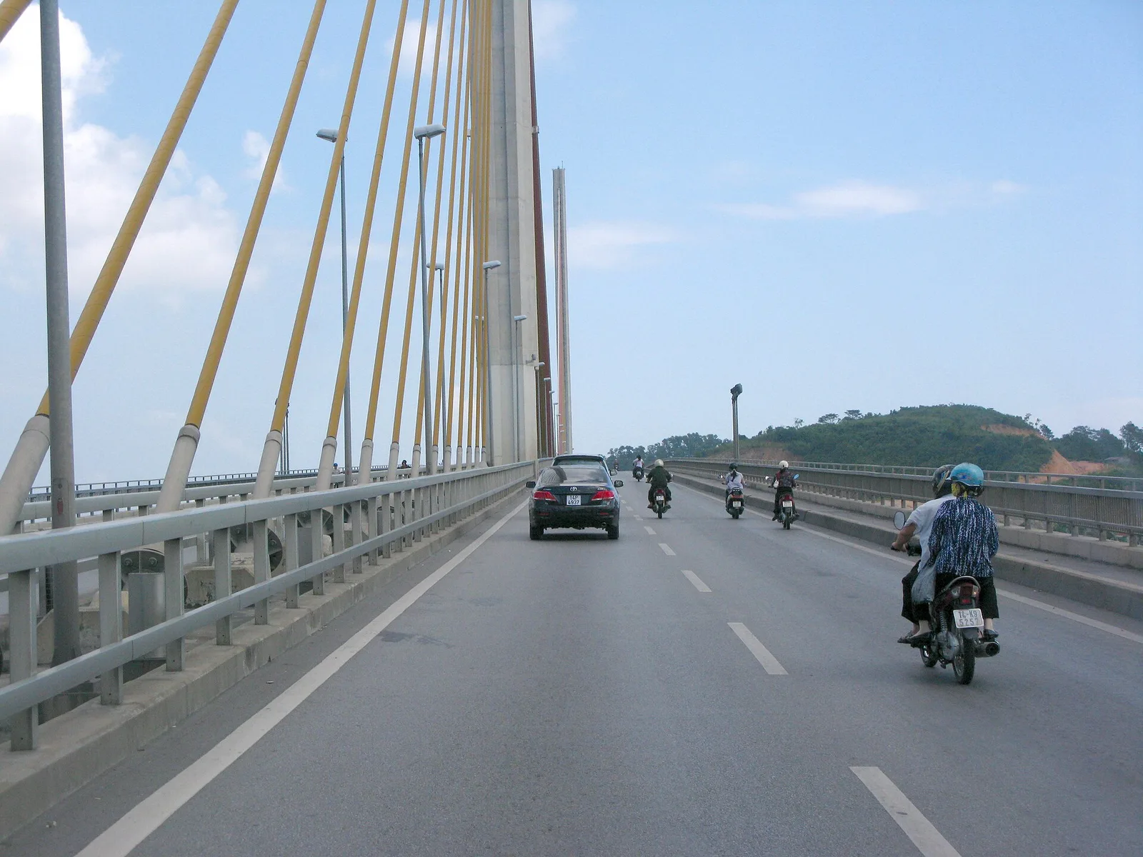 Dạo bờ biển buổi tối · Ảnh tư liệu minh họa; không xác nhận nhà cung cấp