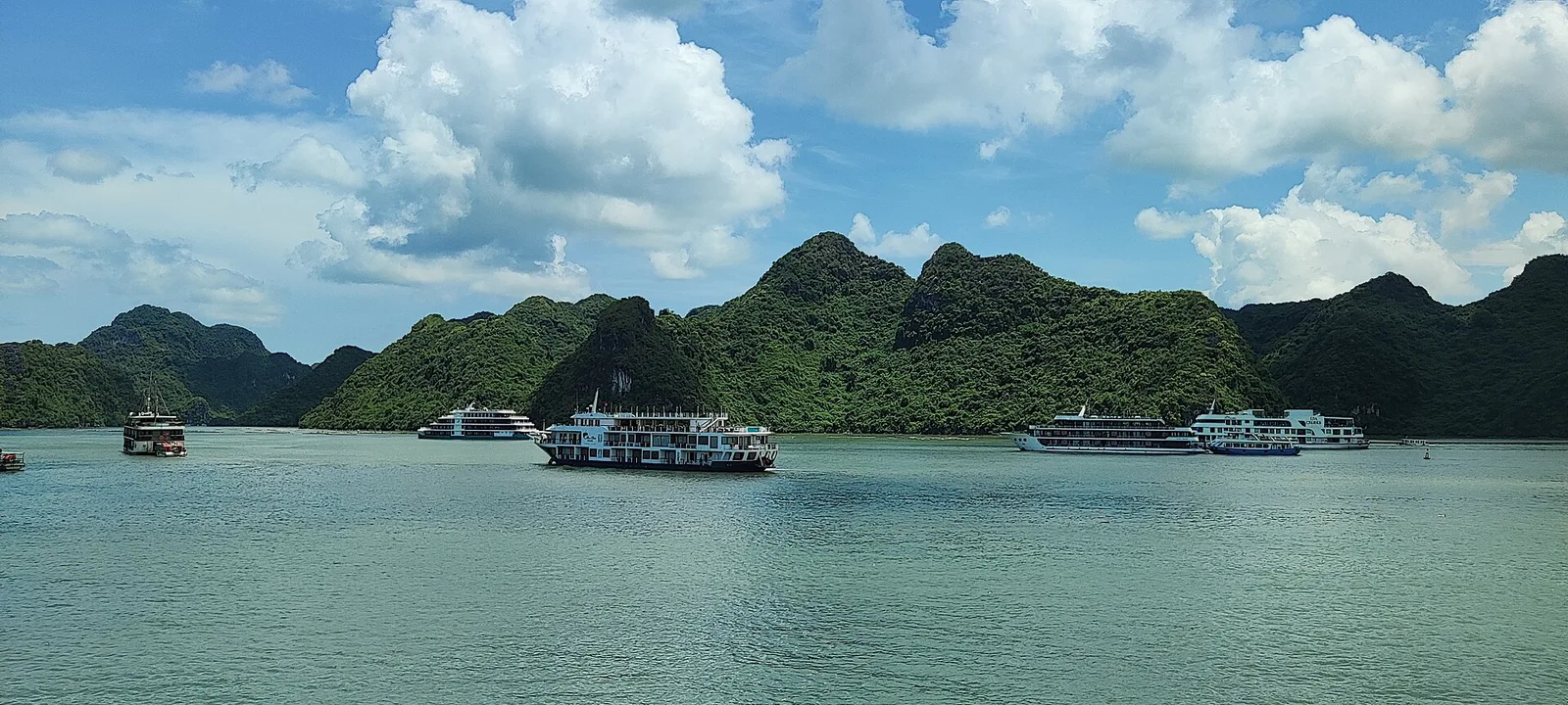 Hai đêm giữa vùng vịnh · Ảnh tư liệu minh họa; không xác nhận nhà cung cấp